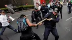 Seorang demonstran memukul polisi dengan kayu saat bentrokan terjadi memprotes penentangan adu banteng di luar arena adu banteng di Mexico City, Meksiko 29 Mei 2016. (REUTERS / Henry Romero)