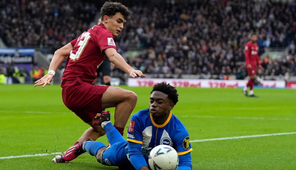 Pemain Brighton and Hove Albion Tariq Lamptey berebut bola dengan pemain Liverpool Stefan Bajcetic (belakang) pada pertandingan sepak bola putaran keempat Piala FA di Stadion Falmer, Brighton, Inggris, 29 Januari 2023. Liverpool kalah 1-2 dan harus tersingkir dari Piala FA. (AP Photo/Alastair Grant)