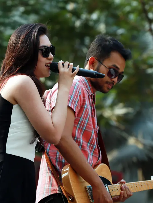 Panggung utama Electric Pop Ind Carnival jadi pentas megah untuk penyanyi kelahiran Bandung, 2 Mei 1993 tersebut. (Deki Prayoga/Bintang.com)