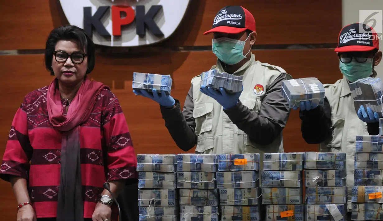 Wakil Ketua KPK Basaria Pandjaitan menyaksikan penyidik menunjukan barang bukti hasil pengembangan OTT di Walikota Kendari Sulawesi Tenggara (Sultra) di gedung KPK, Jakarta, Jumat (9/3). (Merdeka.com/Dwi Narwoko)