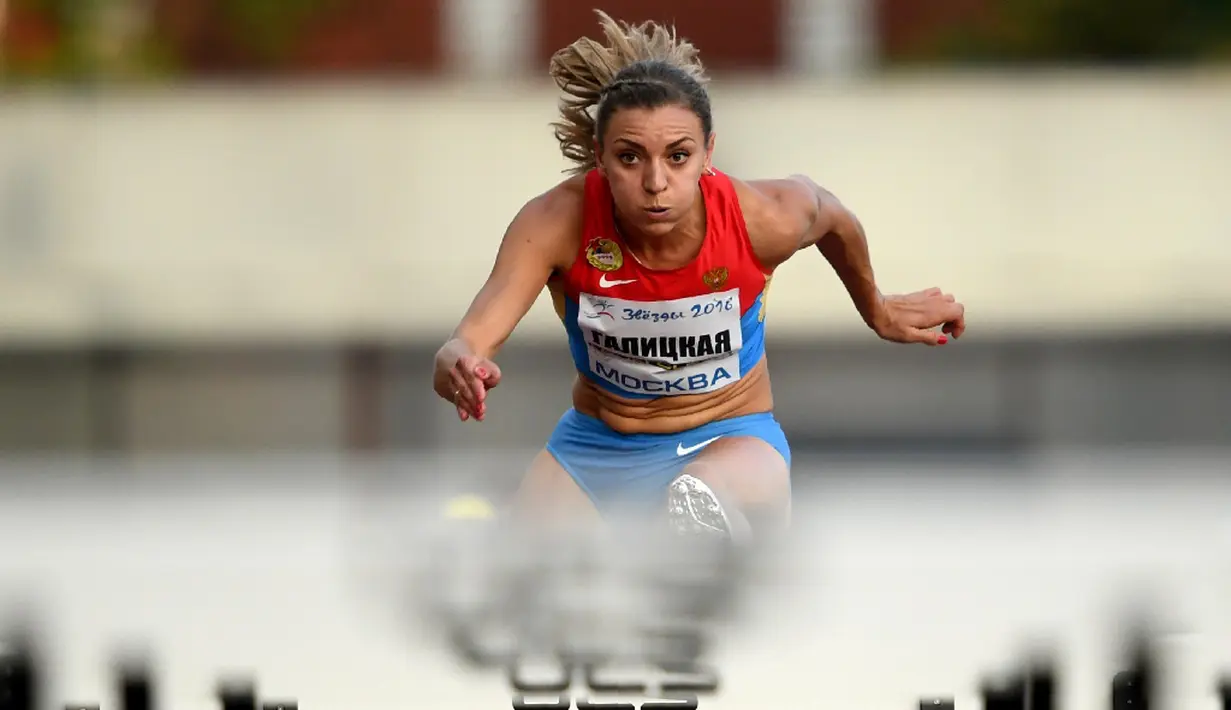 Atlet Rusia, Ekaterina Galitskaya, beraksi di nomor lari gawang 100m putri kejuaraan Stars of 2016 di Moscow, Rusia, (28/7/2016). (AFP/Kirill Kudryavtsev)