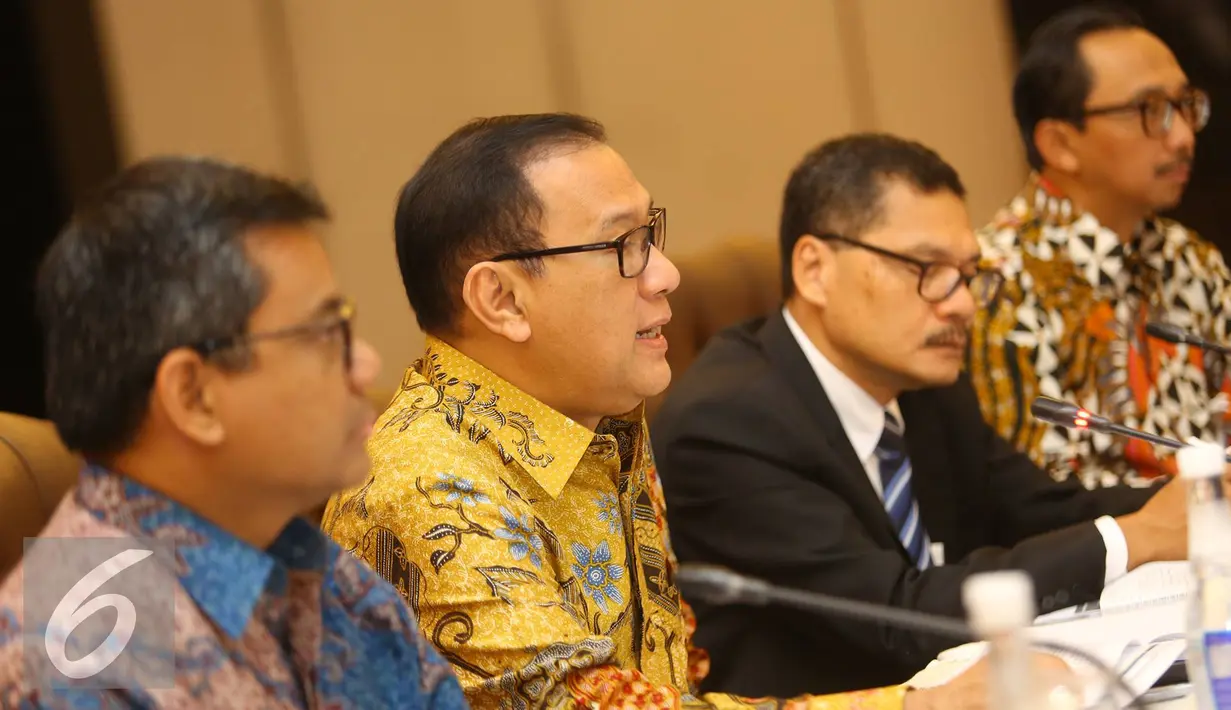 Agus Martowardojo menyampaikan keterangan sesusai menggelar rapat koordinasi di Jakarta, Rabu (25/1). Langkah tersebut disepakati BI dan pemerintah untuk mencapai target pengendalian inflasi di 2017 di rentang 3-5 persen. (Liputan6.com/Immanuel Antonius)