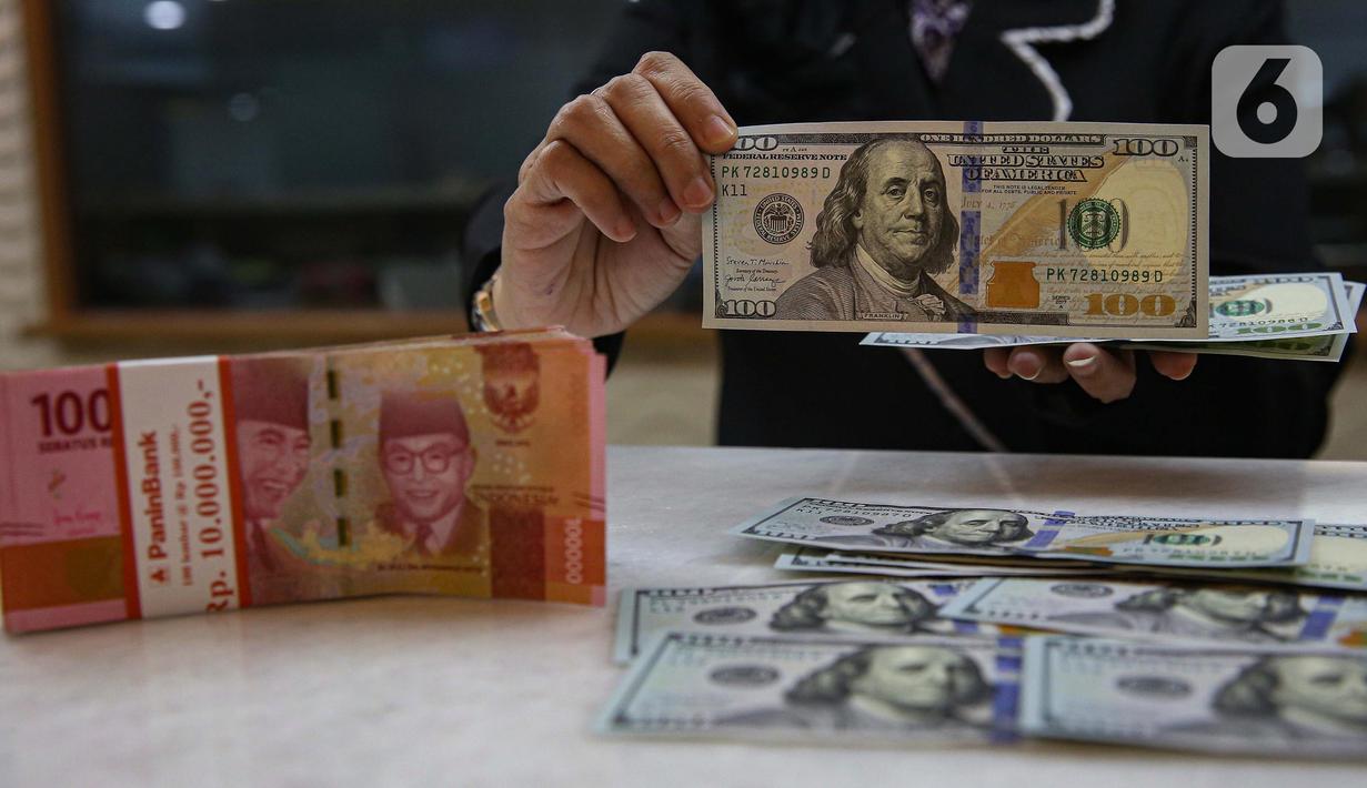 Aktivitas karyawan saat menunjukkan uang rupiah dan dolar AS di salah satu tempat penukaran mata uang asing di Jakarta, Senin (13/1/2025). (Liputan6.com/Angga Yuniar)