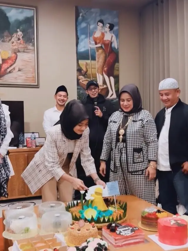 6 Potret Acara Ulang Tahun Ghea Youbi ke-22, Dihadiri Kekasih dan Tampil Berhijab