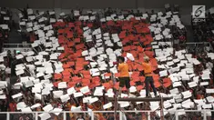 Ribuan suporter Persija Jakarta, The Jakmania membentuk formasi pada laga final Piala Presiden 2018 antara Persija Jakarta melawan Bali United di Stadion Utama GBK, Senayan, Jakarta, Sabtu (17/2). (Liputan6.com/Arya Manggala)