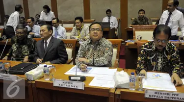 Menteri Keuangan, Bambang Brodjonegoro (kedua kanan) saat menghadiri Rapat Kerja dengan Komisi XI DPR di Kompleks Parlemen Senayan, Jakarta, Kamis (14/7). Rapat tersebut membahas Asumsi Dasar dalam RAPBN 2017. (Liputan6.com/Johan Tallo)