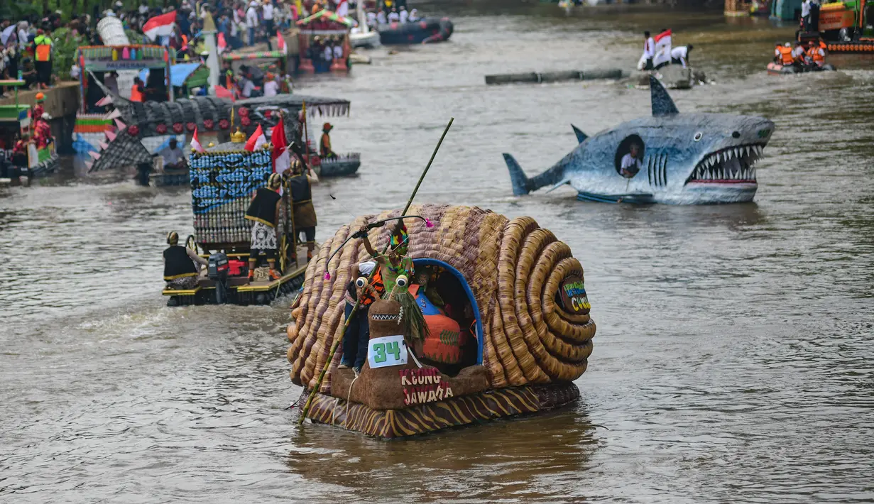 Terdapat 43 perahu dengan beragam hiasan, yang terbuat dari sampah daur ulang seperti botol kayu bekas, berparade ambil bagian dalam kemeriahan Festival Cinta Lingkungan (Cilung). (merdeka.com/Arie Basuki)