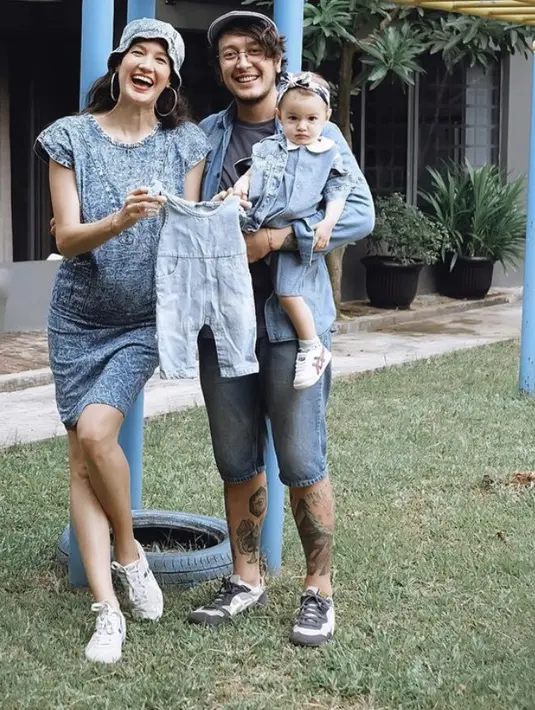 Saat mengumumkan kehamilannya, Nadine mengenakan dress denim yang sudah memerlihatkan baby bumpnya.  (@nadinelist)