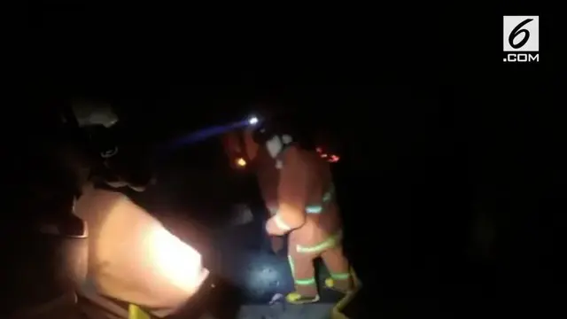 Seorang warga menghardik petugas pemadam kebakaran yang sedang bertugas memadamkan api.
