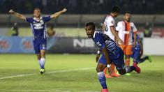 Ekspresi pemain Persib, Zulham Malik Zamrun, setelah mencetak gol kedua Persib ke gawang Pusamania Borneo FC dalam laga leg kedua perempatfinal Piala Presiden 2015 di Stadion Si Jalak Harupat, Bandung, Sabtu (26/9/2015). (Bola.com/Arief Bagus)
