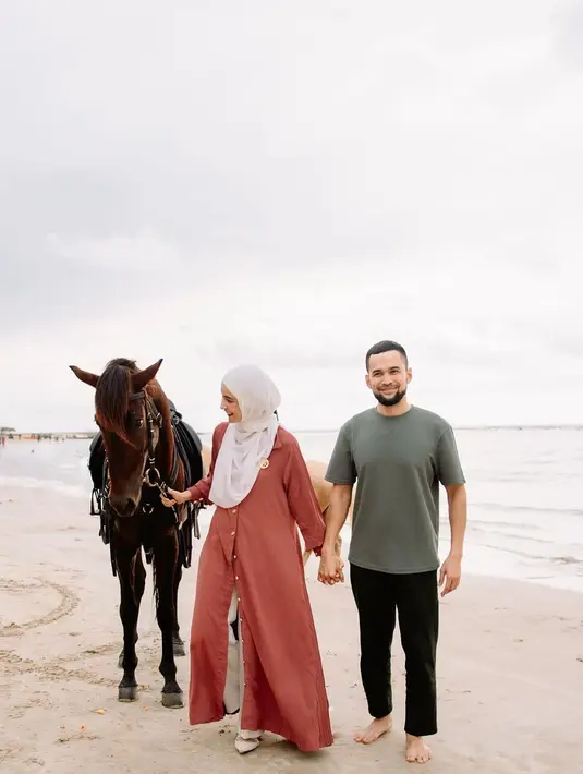Pemotretan Shireen Sungkar dan Teuku Wisnu ini pun tak lepas dari sorotan netizen. Bahkan, keduanya juga memperlihatkan kemesraan bersama dalam unggahan terbaru. (Liputan6.com/IG/@shireensungkar)