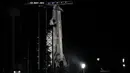 Roket SpaceX Falcon 9 dengan kapsul awak Endeavour berada di landasan 39A setelah upaya peluncurannya gagal di Kennedy Space Center di Cape Canaveral, Florida, pada Senin dini hari, 27 Februari 2023. (AP Photo/John Raoux)