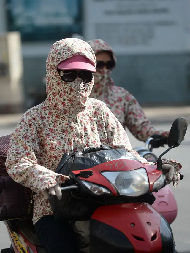 20160615-Pakaian Unik Wanita Vietnam Hadapi Udara Panas-Hanoi
