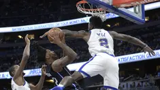 Pebasket Golden State Warriors, Kevin Durant dan Jordan Bell, menghadang pebasket Orlando Magic, Elfrid Payton, pada laga NBA di Stadion Amway Center, Sabtu (2/12/2017). Warriors menang 133-113 atas Magic. (AP/Phelan M. Ebenhack)