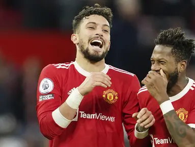 Para pemain Manchester United tak mampu menutupi kebahagiaan usai berhasil menaklukkan Crystal Palace dalam lanjutan Liga Inggris 2021/2022 di Stadion Old Trafford, Minggu (5/12/2021). (AP/Jon Super)