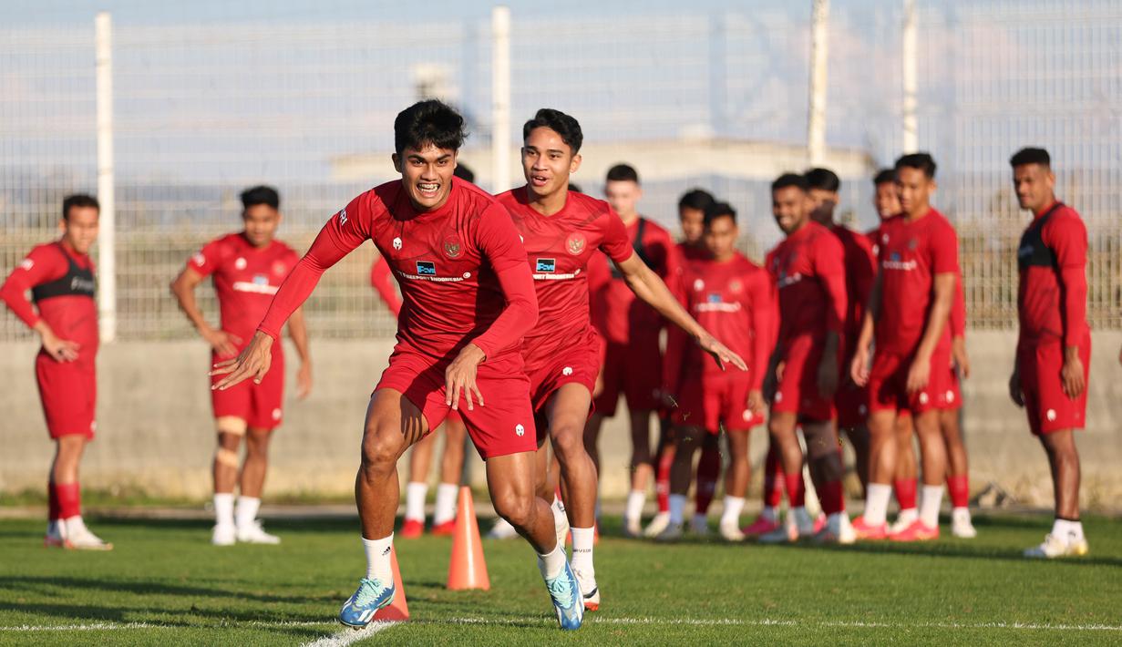 <p>Ekspresi gembira pemain Timnas Indonesia, Ramadan Sananta (kiri) dan Marselino Ferdinan saat menjalani sesi latihan dalam program pemusatan latihan di Turki, Minggu (31/12/2023). (Dok. PSSI)</p>