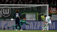 Pemain Wolfsburg, Ricardo Rodriguez, saat mencetak gol melalui penalti ke gawang Real Madrid pada leg pertama perempat final Liga Champions di Volkswagen Arena, Wolfsburg, Kamis (7/4/2016) dini hari WIB. (AFP/Ronny Hartman)