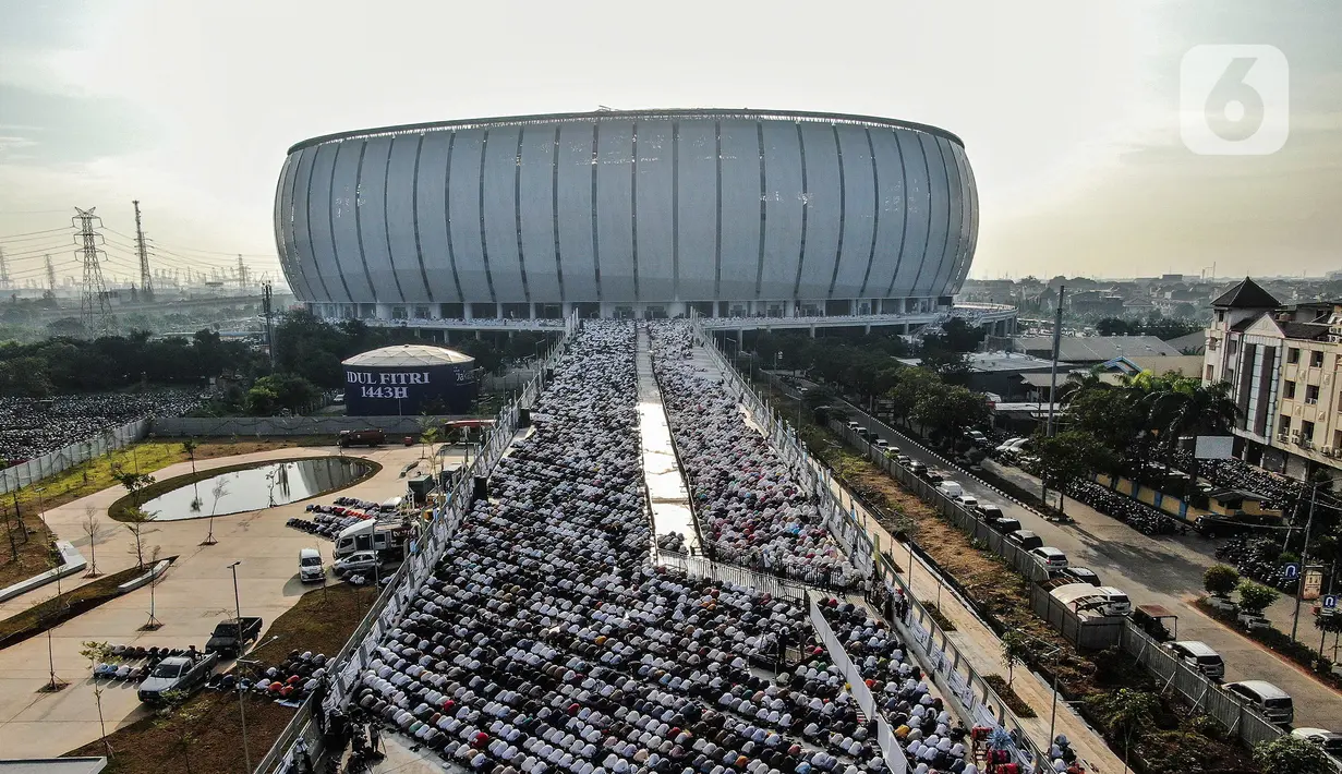 <p>Ribuan umat Islam melaksanakan sholat Id 1 Syawal 1443 Hijriah hingga memenuhi Stadion Jakarta Internasional Stadium, Senin (2/5/2022). Pemerintah Indonesia menetapkan Hari Raya Idul Fitri 1443 Hijriah jatuh pada tanggal 2 Mei 2022. (Liputan6.com/Johan Tallo)</p>