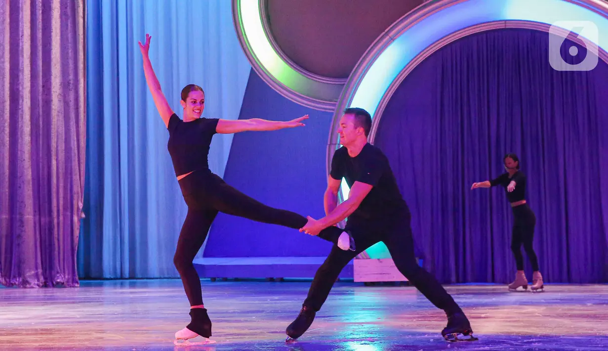 Pemain ice skating profesional saat melakukan sesi latihan untuk pertunjukan Disney on Ice Jakarta 2025 di Istora Gelora Bung Karno, Senayan, Jakarta, Jumat (2/5/2025). (Liputan6.com/Angga Yuniar)