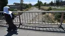 Pihak berwenang Bishkek telah memberlakukan pembatasan pasokan air, karena permukaan air tanah di Bishkek telah turun 15-20 meter dari tahun lalu, menurut direktur teknis operator distribusi air di Bishkek, Kadyrbek Otorov. (VYACHESLAV OSELEDKO / AFP)