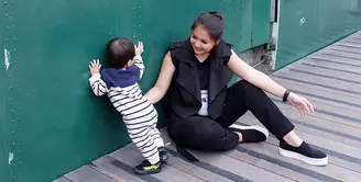 Dengan alasan kasihan keluarganya menunggu, Putri Titian menolak ketika diajak foto oleh penggemarnya saat liburan. Kejadian itu diceritakan ibu satu anak itu dalam instagram storynya pada Selasa (12/6). (Instagram/putrititian)