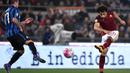 Gelandang AS Roma, Mohamed Salah saat bertanding melawan Intermilan pada lanjutan Serie A Italia di Stadion Olympic, Roma (19/3/2016). Salah resmi berseragam Liverpool dengan status pemain termahal. (EPA/Ettore Ferrari)