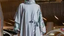 <p>Tunik berpotongan loose dengan model layering dan motif floral dari koleksi Mandjha Ivan Gunawan ini memberikan kesan yang stylish dan elegan (Instagram/mandjha.ivangunawan).</p>