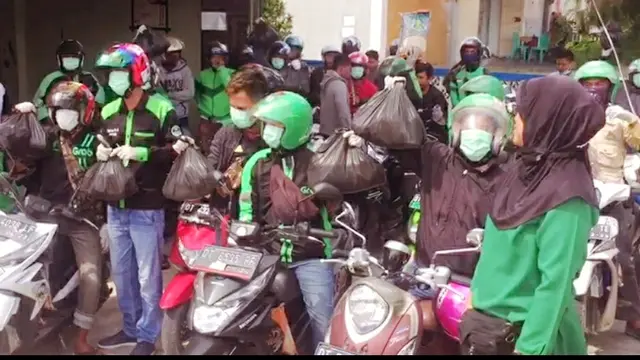 Ratusan paket sembako di Kota Kendari, diantarkan ojek online untuk menghindarkan warga dari berkerumun.(Liputan6.com/Ahmad Akbar Fua)