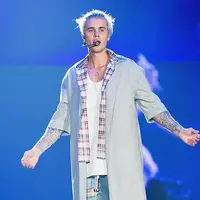 Justin Bieber kembali datang dengan ulah baru. Baru saja membuat fansnya senang dengan penampilannya, Justin kembali menyakiti fansnya. Dari dalam mobil, Justin memukul wajah seorang laki-laki sampai berdarah. (AFP/Bintang.com)