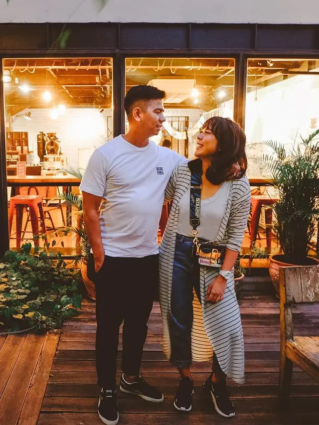 [Bintang] Harmonis, Ini 8 Foto Romantis Fitri Tropica dan Suami