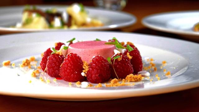 Ilustrasi puding buah stroberi