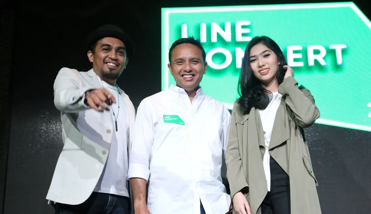 "Main di Surabaya itu menyenangkan pastinya. Setlist akan berbeda. Full team, enerji dengan penonton pasti bakal berbeda," ucap Glenn Fredly. "Ga tahu kejutan seperti apa. Pastinya akan spesial tapi masih rahasia," kata Isyana. (Adrian Putra/Bintang.com)