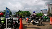 Pemilik sepeda motor dipersilakan memanfaatkan gedung-gedung yang memiliki fasilitas lahan parkir, Jakarta, Kamis (4/12/2014). (Liputan6.com/Johan Tallo)