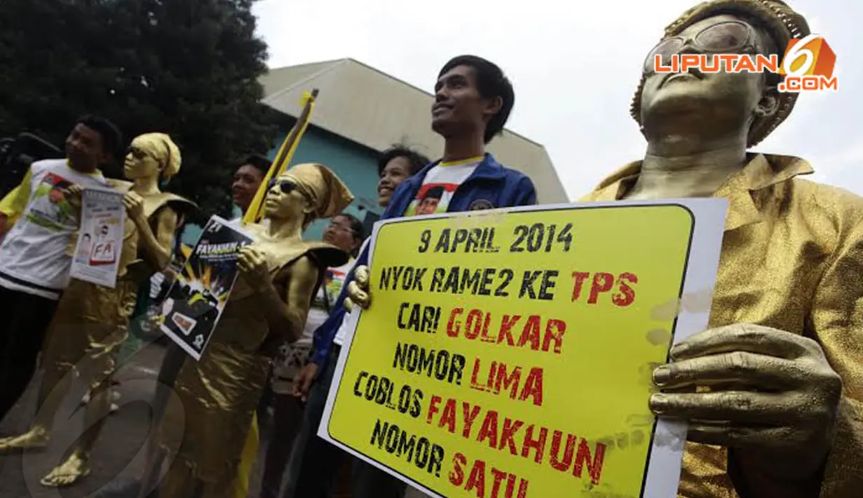 Beberapa orang yang melintas sengaja mampir untuk berfoto bersama tiga manusia patung itu (Liputan6.com/Andrian M Tunay)