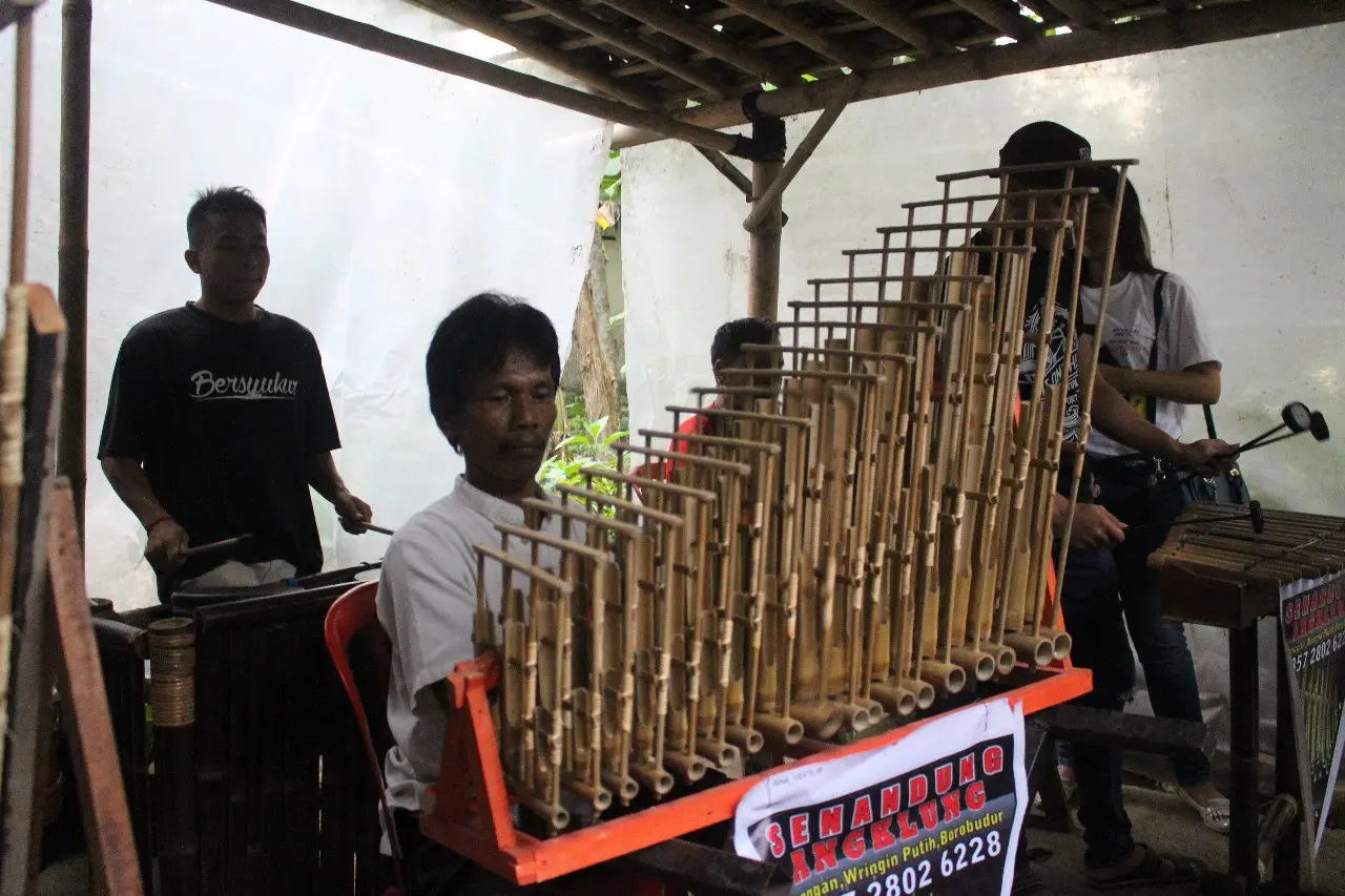 Kerajinan bambu, diantaranya alat musik anglung menjadi salah satu penopang keberadaan Omah Guyub. (foto: Liputan6.com/Erlinda PW/edhie prayitno ige)