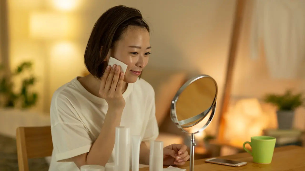 Bahaya! Ini yang Akan Terjadi Jika Kamu Tidak Membersihkan Makeup di Malam Hari