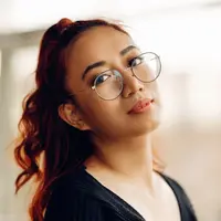 ilustrasi perempuan kacamata/Shopping King Louie/Shutterstock