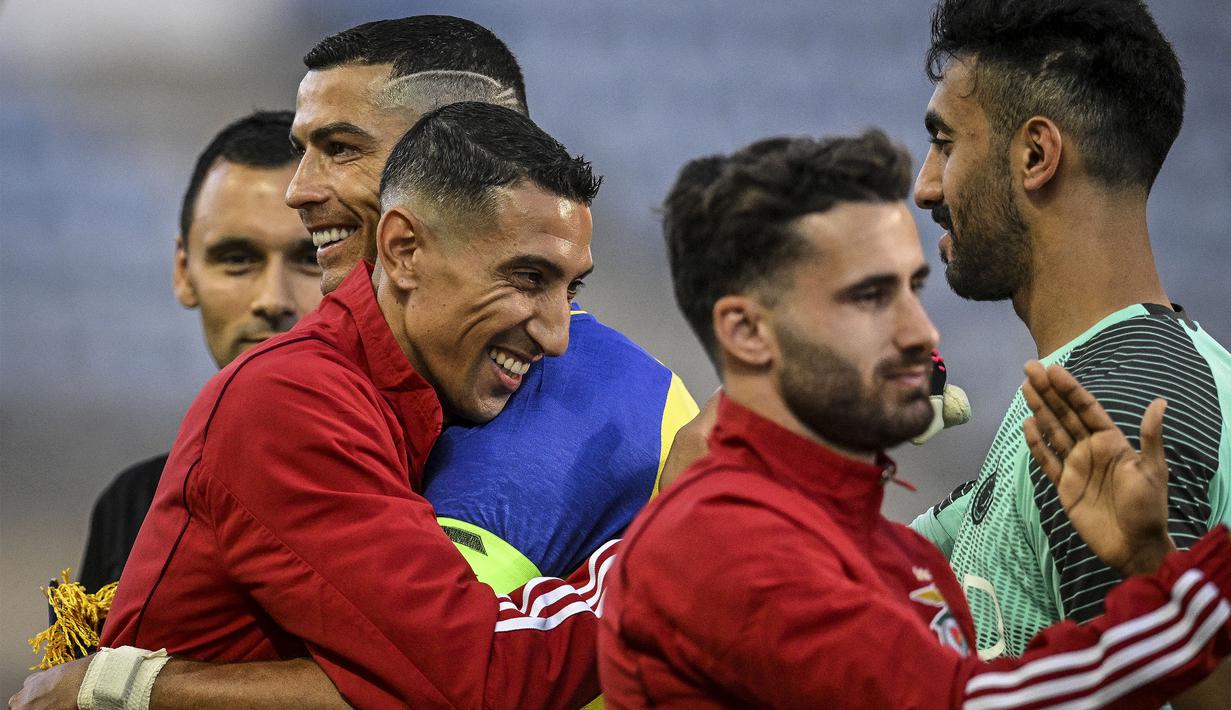 Ekspresi pemain Al Nassr, Cristiano Ronaldo (kiri), saat memeluk pemain Benfica, Angel di Maria sebelum dimulainya pertandingan pramusim yang berlangsung di Estadio Algarve, Portugal, Jumat (21/7/2023) WIB. Kedua pemain tersebut pernah bermain bersama saat membela Juventus (AFP/Patricia De Melo Moreira)
