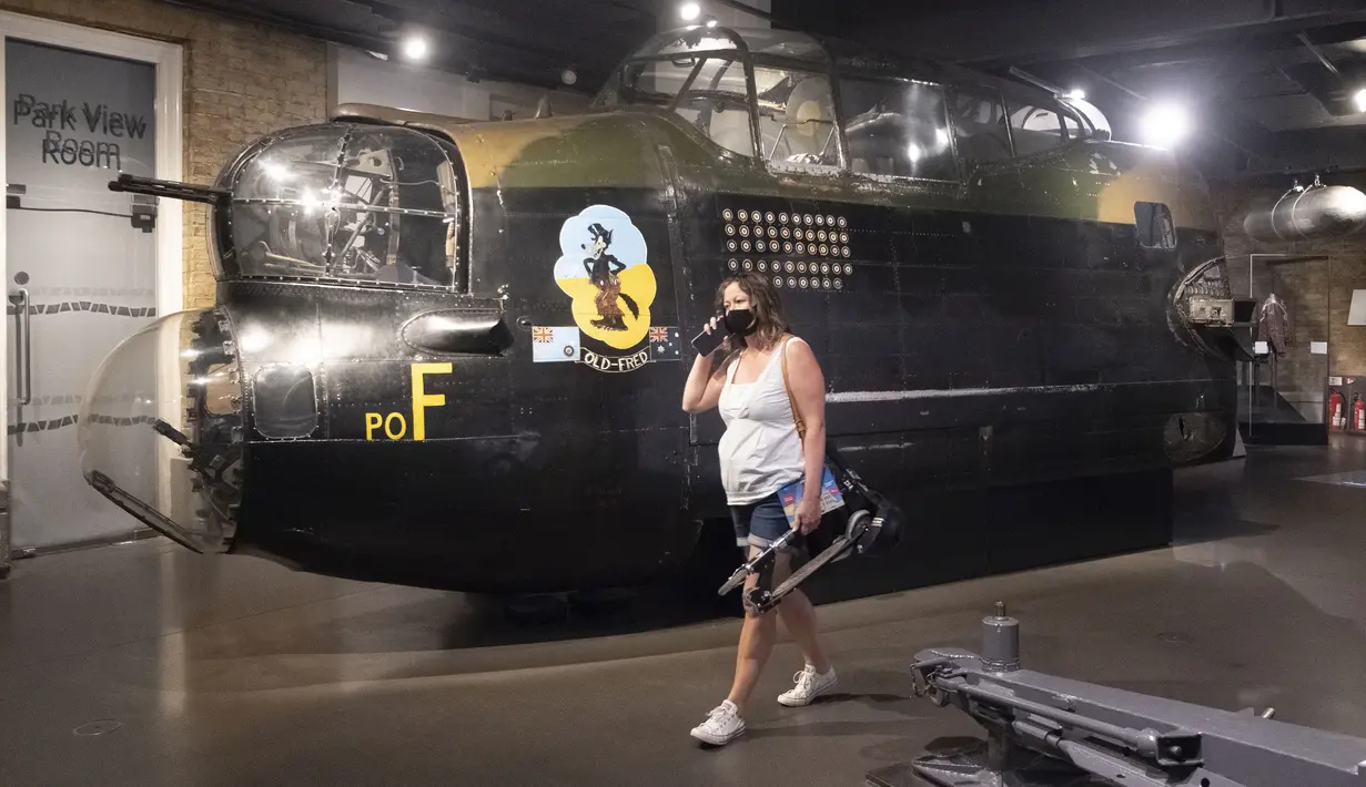 Seorang wanita mengunjungi pameran untuk memperingati 75 tahun kemenangan dalam perang antifasis dunia di Imperial War Museum, London, Inggris, 11 Agustus 2020. (Xinhua)