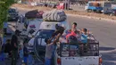 Para pengungsi mengemasi barang-barang mereka saat bersiap untuk kembali ke desa mereka setelah pengumuman kesepakatan gencatan senjata awal antara Amerika Serikat dan Iran, di kota pelabuhan selatan Sidon, Lebanon, Senin 15 Juni 2026. (AP Photo/Mohammed Zaatari)