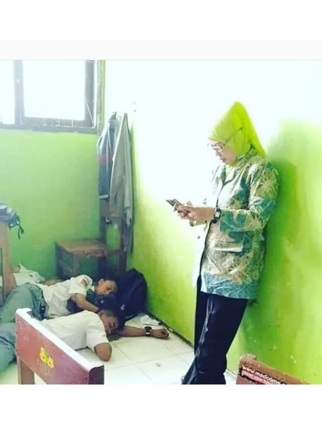 6 Potret Selfei Guru Saat Pergoki Muridnya Tidur di Kelas Ini Bikin Tepuk Jidat