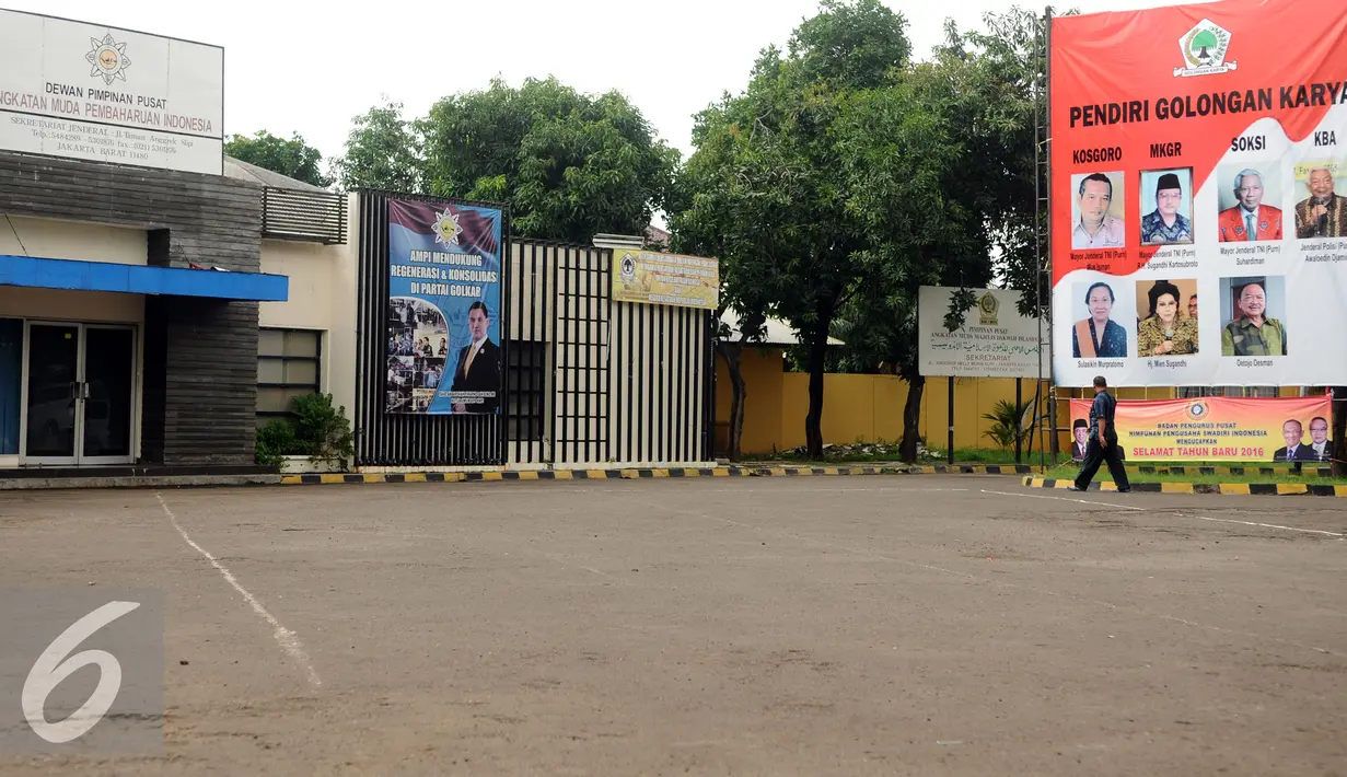 Seorang laki-laki melintas di sekitar areal DPP Partai Golkar di Slipi, Jakarta, Jumat (16/1/2016). Menurut salah satu petugas keamanan, sudah lebih kurang satu bulan terakhir tidak ada kegiatan di kantor ini. (Liputan6.com/Helmi Fithriansyah)