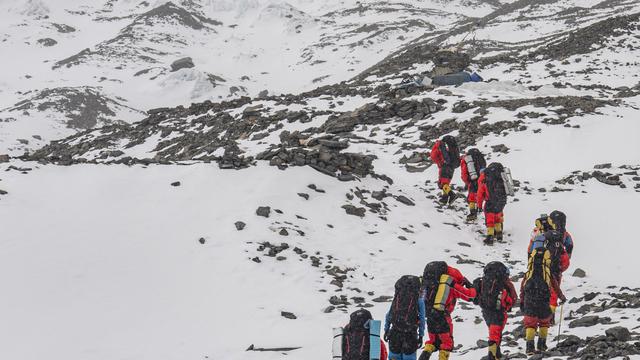 FOTO: China Ukur Ulang Tinggi Gunung Everest