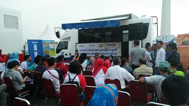 Layanan perpanjangan SIM gratis di lokasi acara peringatakan Hari Kartini yang digelar Kepolisian dan BRI. (Dok Merdeka.com)
