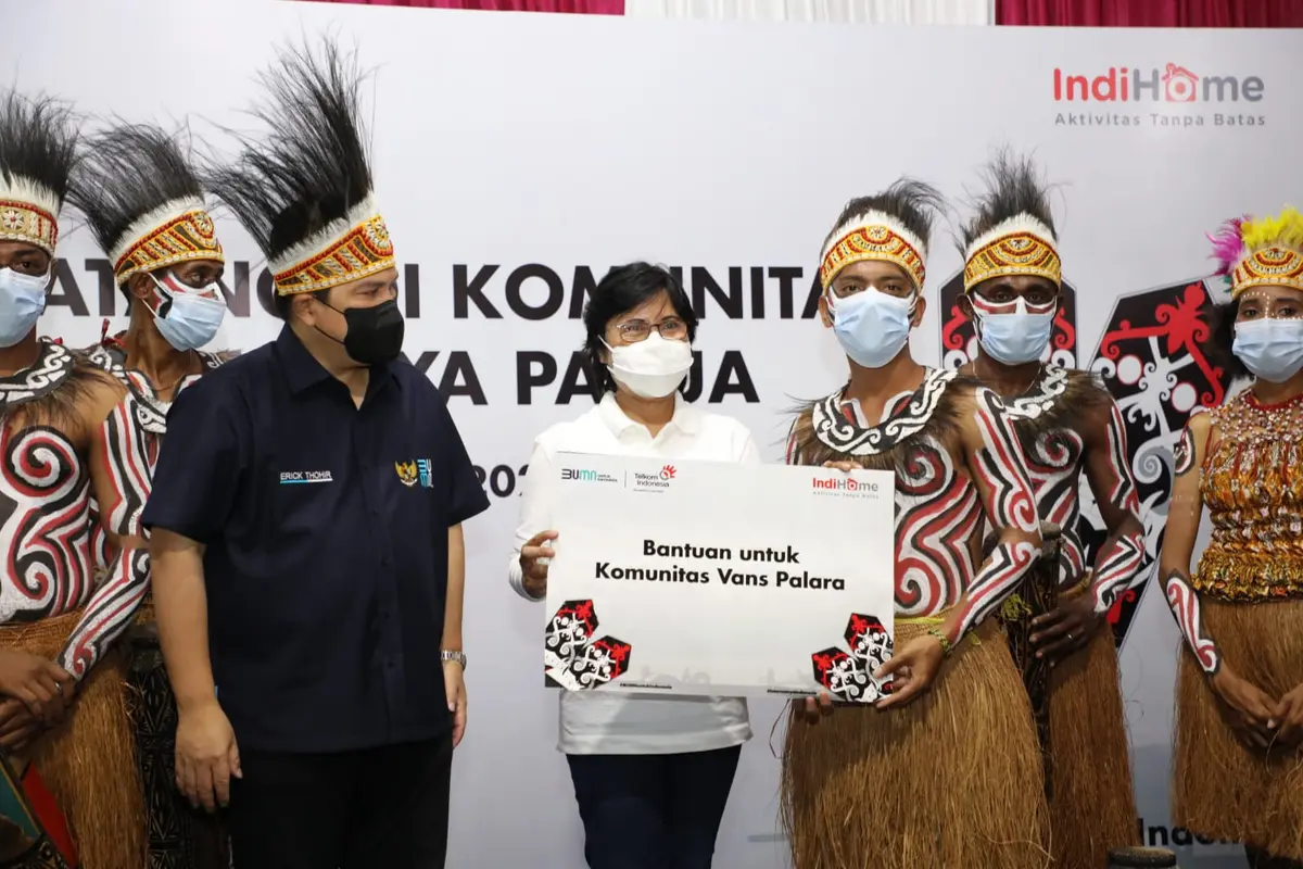 Menteri BUMN Erick Thohir Beri Semangat Komunitas Binaan IndiHome di Papua