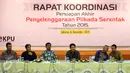Ketua KPU Pusat Husni Kamil Manik (ketiga kanan) memimpin Rapat Koordinasi Persiapan Akhir Penyelenggaraan Pilkada Serentak 2015 di Gedung KPU Pusat, Jakarta, Minggu (6/12/2015). Rapat dihadiri sejumlah unsur terkait. (Liputan6.com/Helmi Fithriansyah)