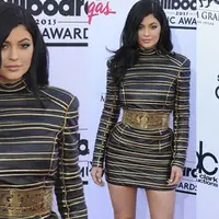 Busana yang dipakai Kylie Jenner menghadiri acara Billboard Music Awards 2015. (via dress.yournextshoes.com)