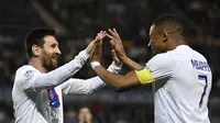 Selebrasi striker PSG, Lionel Messi (kiri) bersama Kylian Mbappe setelah mencetak gol ke gawang Strasbourg pada laga pekan ke-37 Liga Prancis 2022/2023 di Stade de la Meinau, Strasbourg, Prancis (27/5/2023). (AFP/Patrick Hertzog)