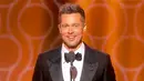 Melenggang di atas panggung Golden Globe Awards 2017, Brad Pitt mendapat tepukan yang ramai dari para hadirin saat itu. Pasalnya kedatangan Pitt saat itu cukup mengejutkan, dan tidak diduga sebelumnya. (doc.usmagazine.com)