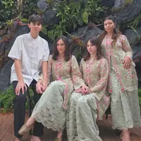 Di Lebaran ke-2, Wulan Guritno kompak dengan kedua putrinya mengenakan atasan siluet kebaya berbordir warna hijau pink dipadukan rok lace warna hijau. [@wulanguritno]